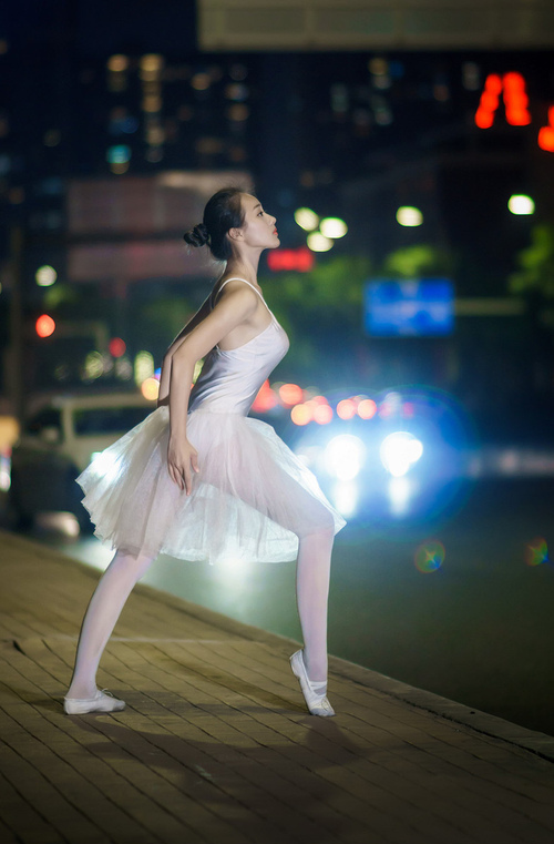 爱游戏手机版-一支球队在国际比赛中闪耀登场，获得胜利，一个球队一支球队